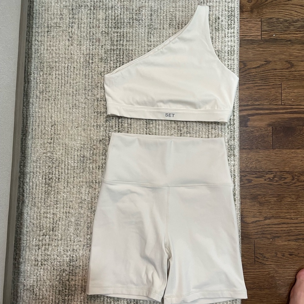 LUXEFORM Bike Shorts & One Shoulder Bra - Blanc